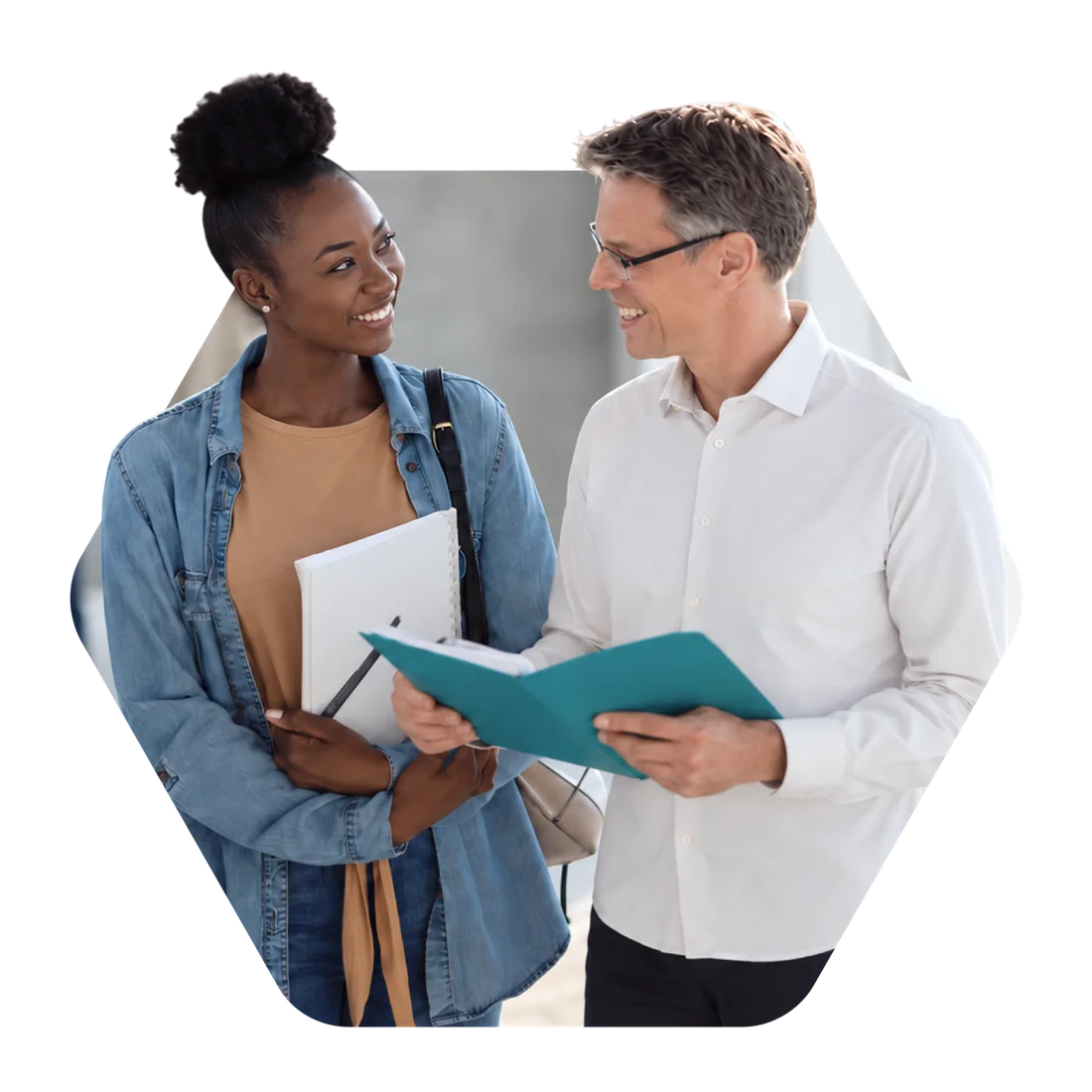 Orientadora conversando com um futuro aluno sobre os cursos da instituição
