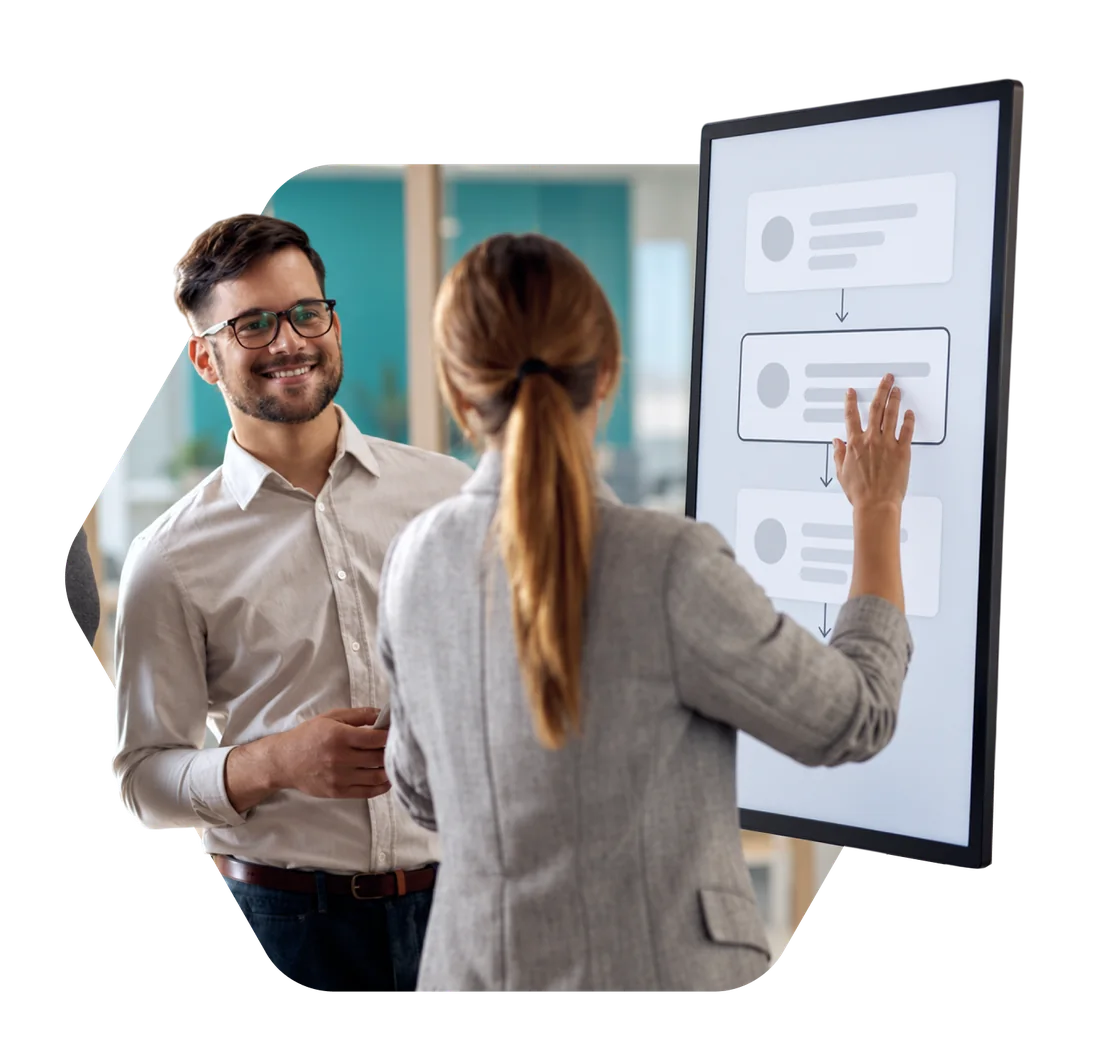 Equipe de uma instituição de ensino definindo o fluxo de um processo em um painel digital