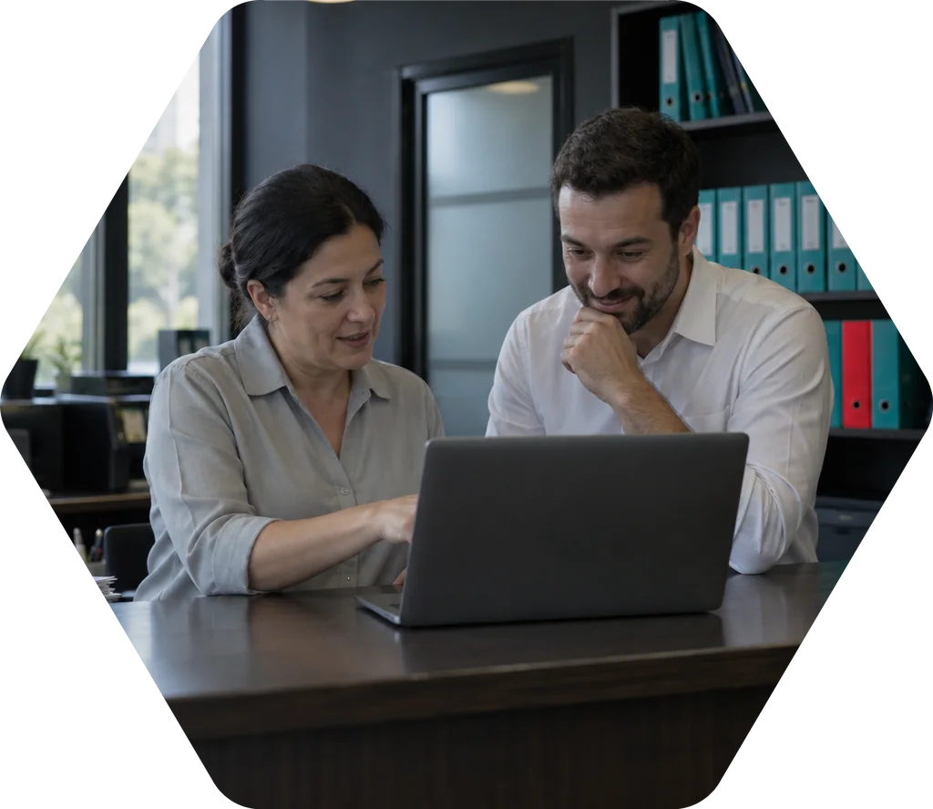 Dois profissionais conversando diante de um notebook